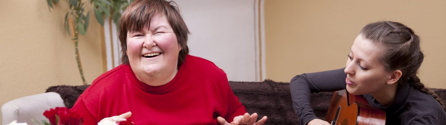 Zwei Frauen machen eine Musiktherapie